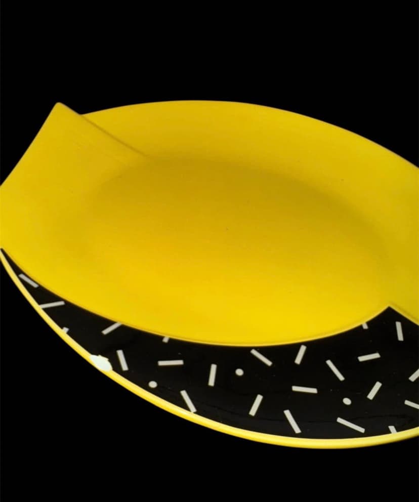 1980s Kato Kogei for Fujimori Collection Yellow Plate with Black Confetti Base, photo 2 of 3